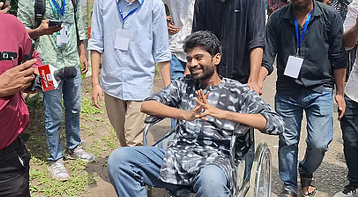 হুইলচেয়ারে এসে ভোট দিলেন মেঘমল্লার বসু