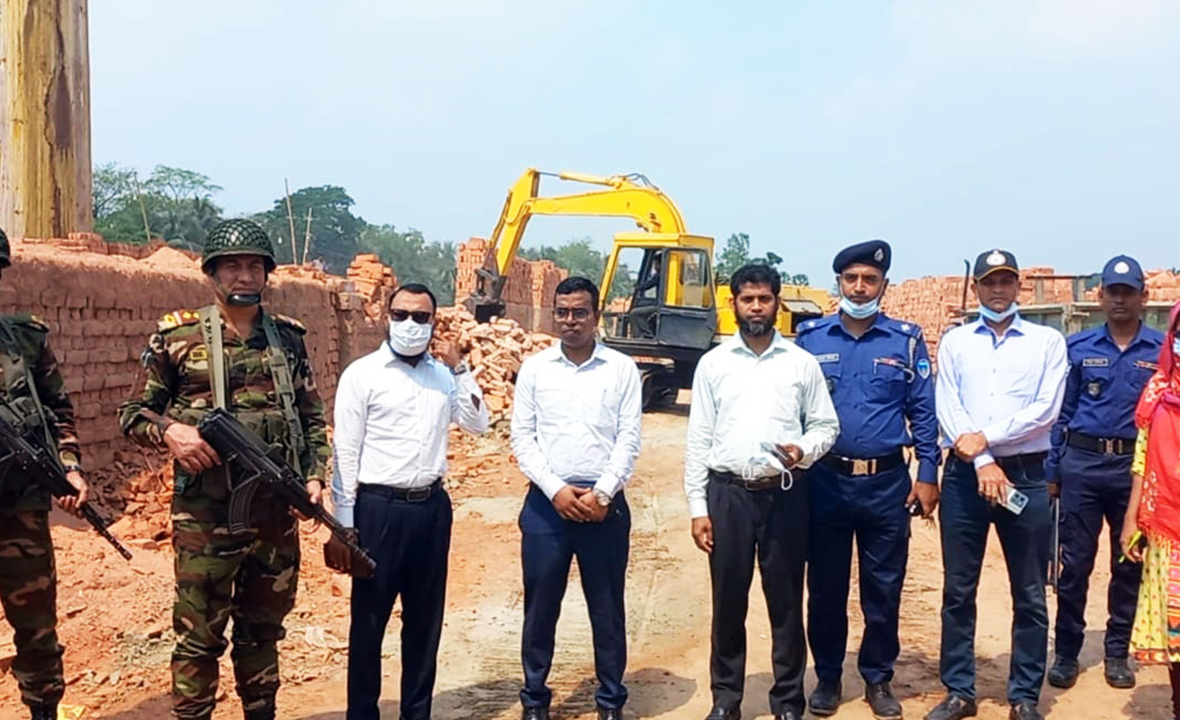 ফরিদগঞ্জে গুঁড়িয়ে দেওয়া হয়েছে অবৈধ ৩টি ইটভাটা