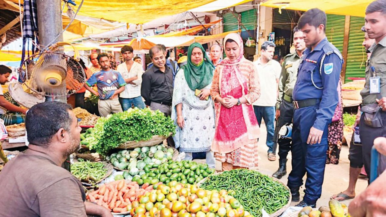 মনিটরিংয়েও নিয়ন্ত্রণে আসছে না বাজার, ক্ষুব্ধ ক্রেতারা