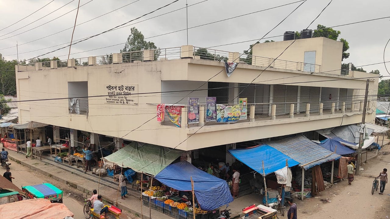 নির্মাণ কাজ শেষ তালাবদ্ধ তিন কোটি টাকার ভবন দুর্ভোগ ব্যবসায়ী ও পথচারীদের