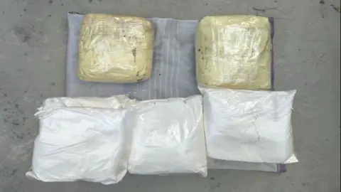 খুলনায় বাসে তল্লাশি চালিয়ে সাড়ে ৬ কেজির বেশি ক্রিস্টাল মেথ উদ্ধার