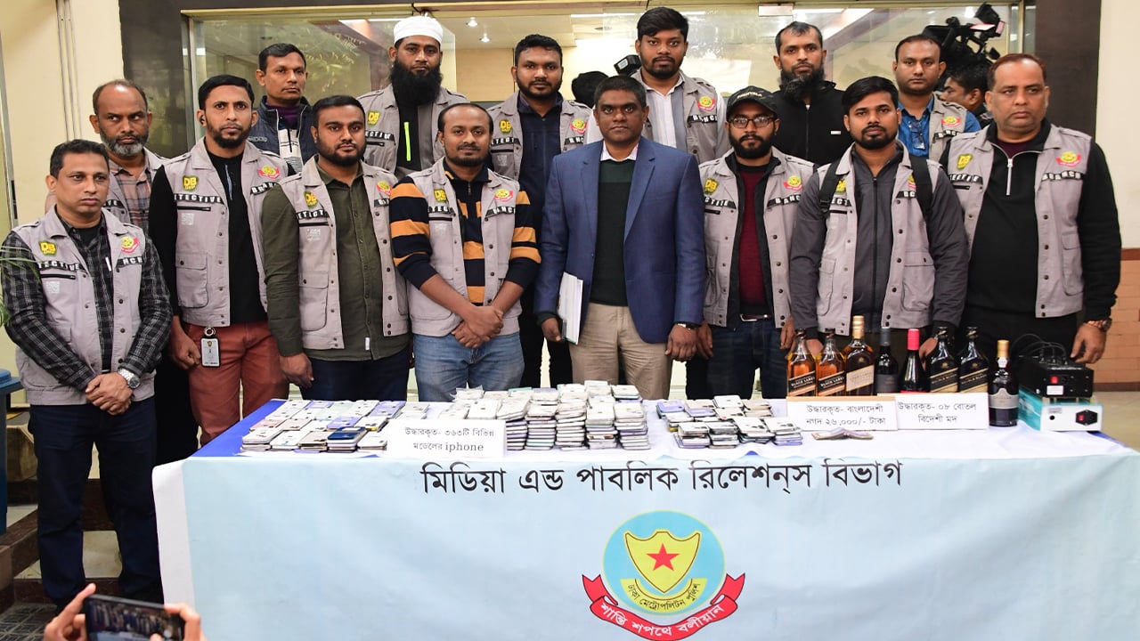 আইফোন-বিদেশি মদ-অর্থসহ তিন চাইনিজ নাগরিক গ্রেপ্তার