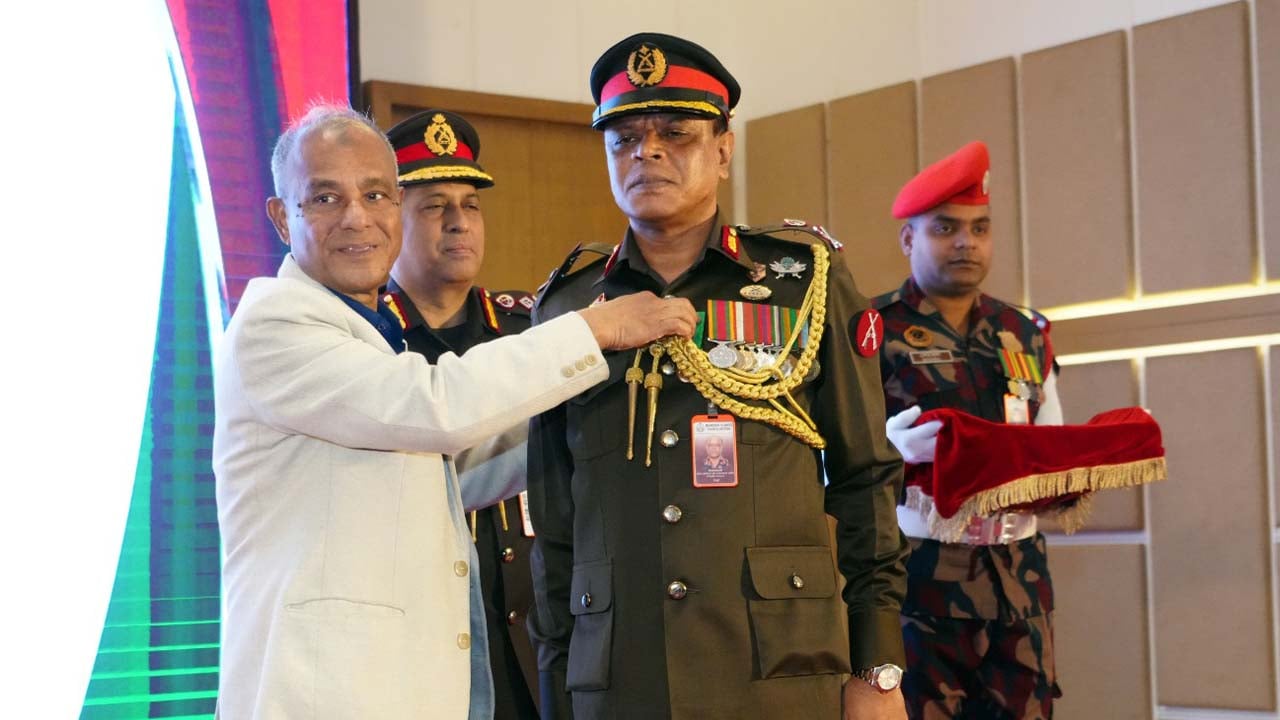 বিজিবি দিবস: কৃতিত্বপূর্ণ কাজের স্বীকৃতিস্বরূপ পদক প্রদান