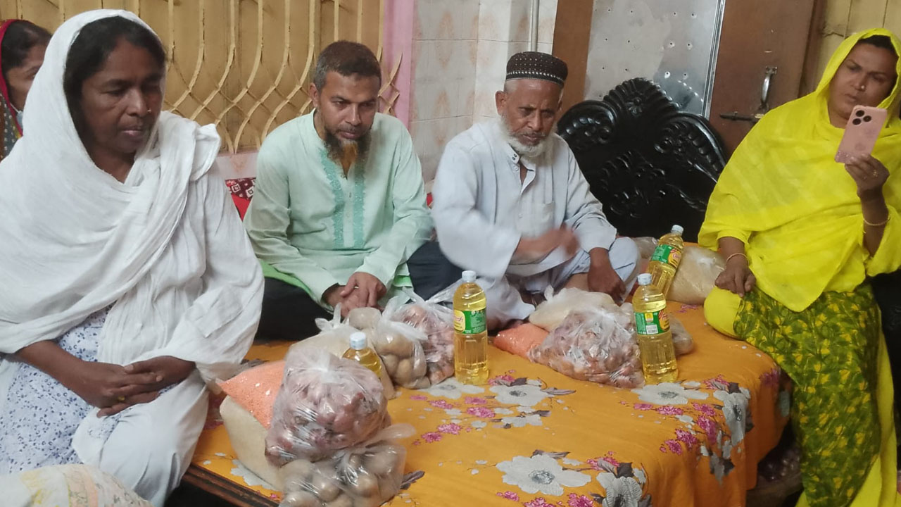 দুস্থদের মধ্যে ঈদের উপহার বিতরণ