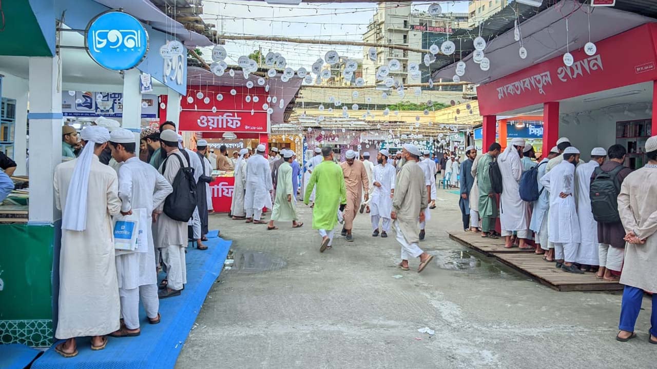 শিক্ষক-শিক্ষার্থীদের আগমনে মুখর ইসলামি বইমেলা