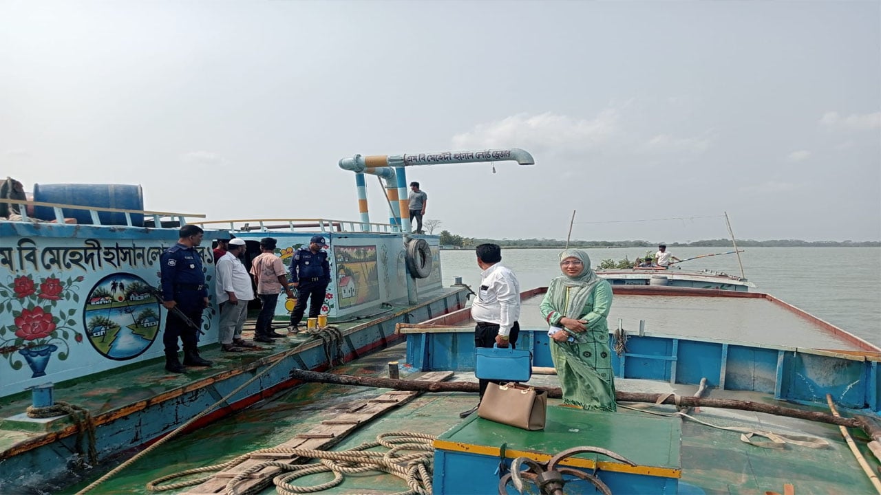 বাবুগঞ্জে অবৈধ বালু উত্তোলন, ড্রেজার মালিককে সাড়ে ৩ লাখ টাকা জরিমানা