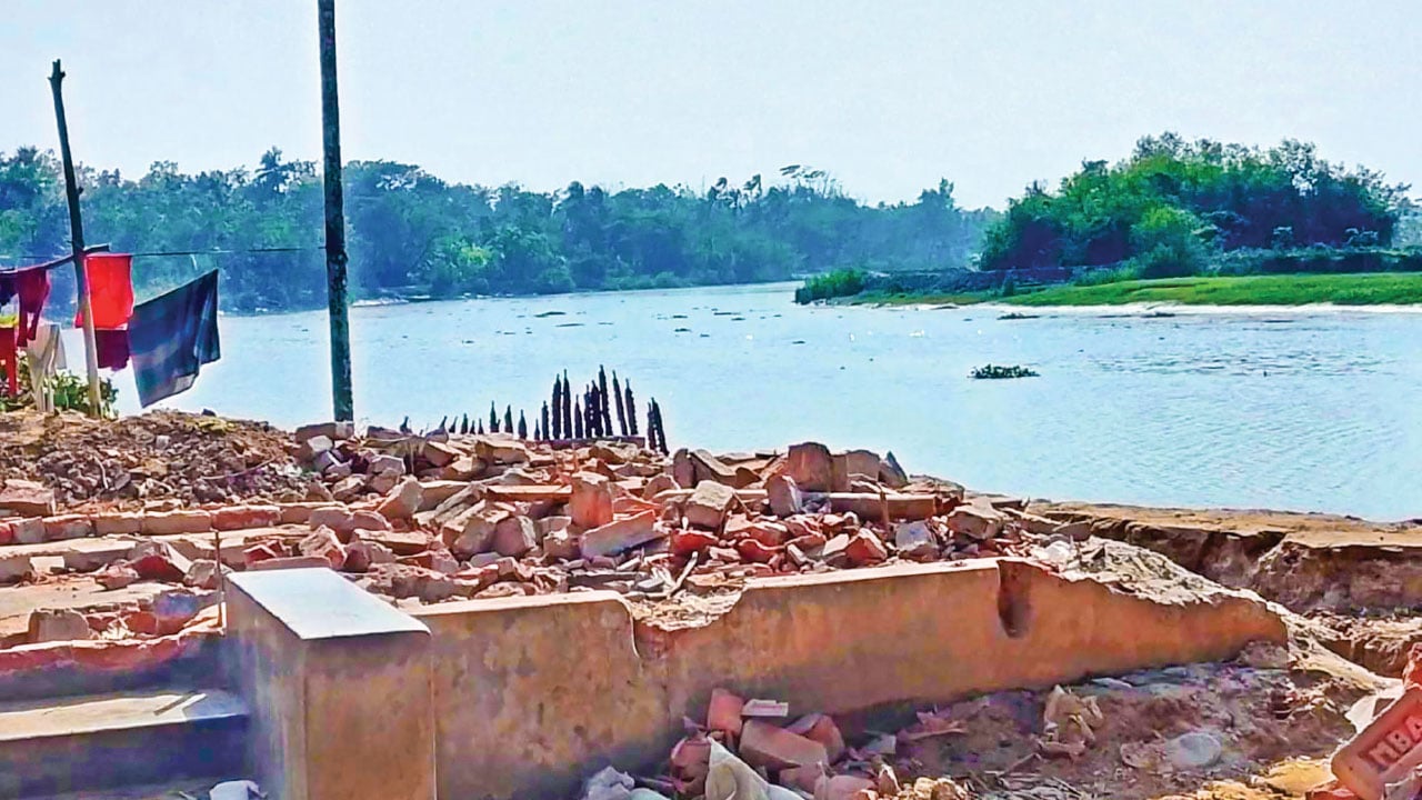 বিভিন্ন স্থানে নদীতে তীব্র ভাঙন, ভিটেমাটি হারিয়ে কাঁদছে মানুষ