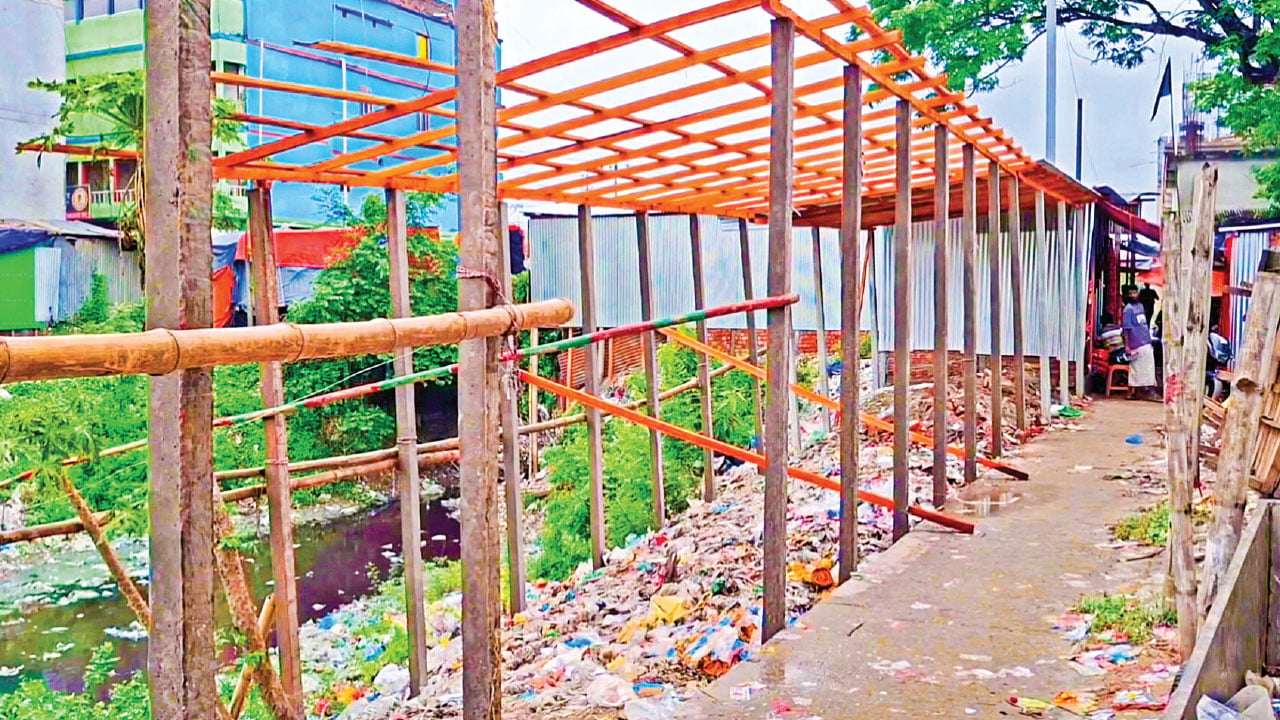 বাবুরহাটে ব্রহ্মপুত্র নদ দখল করে গড়ে উঠছে দোকানপাট