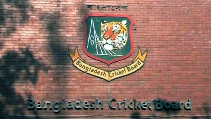 শেষ মুহূর্তে সরে দাঁড়ালেন যারা