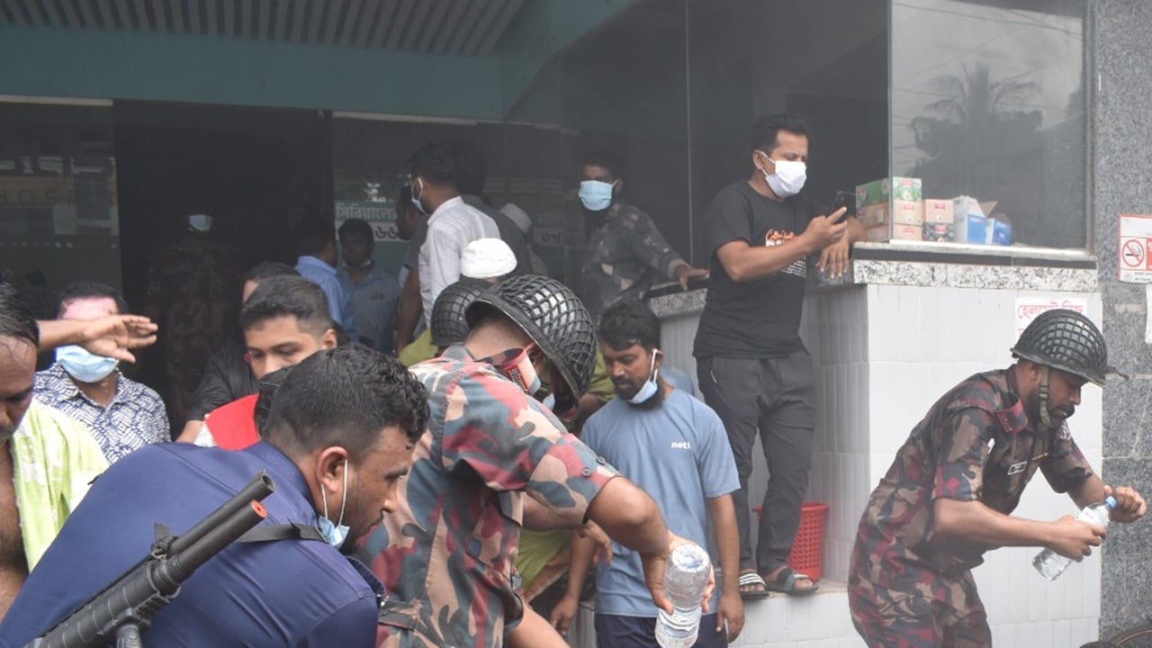 সাতক্ষীরার ব্লিস হাসপাতালে আগুন, উদ্ধার অভিযানে বিজিবি