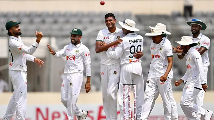 ঘরের মাঠে পাকিস্তানকে হারিয়ে ইতিহাস গড়ল বাংলাদেশ
