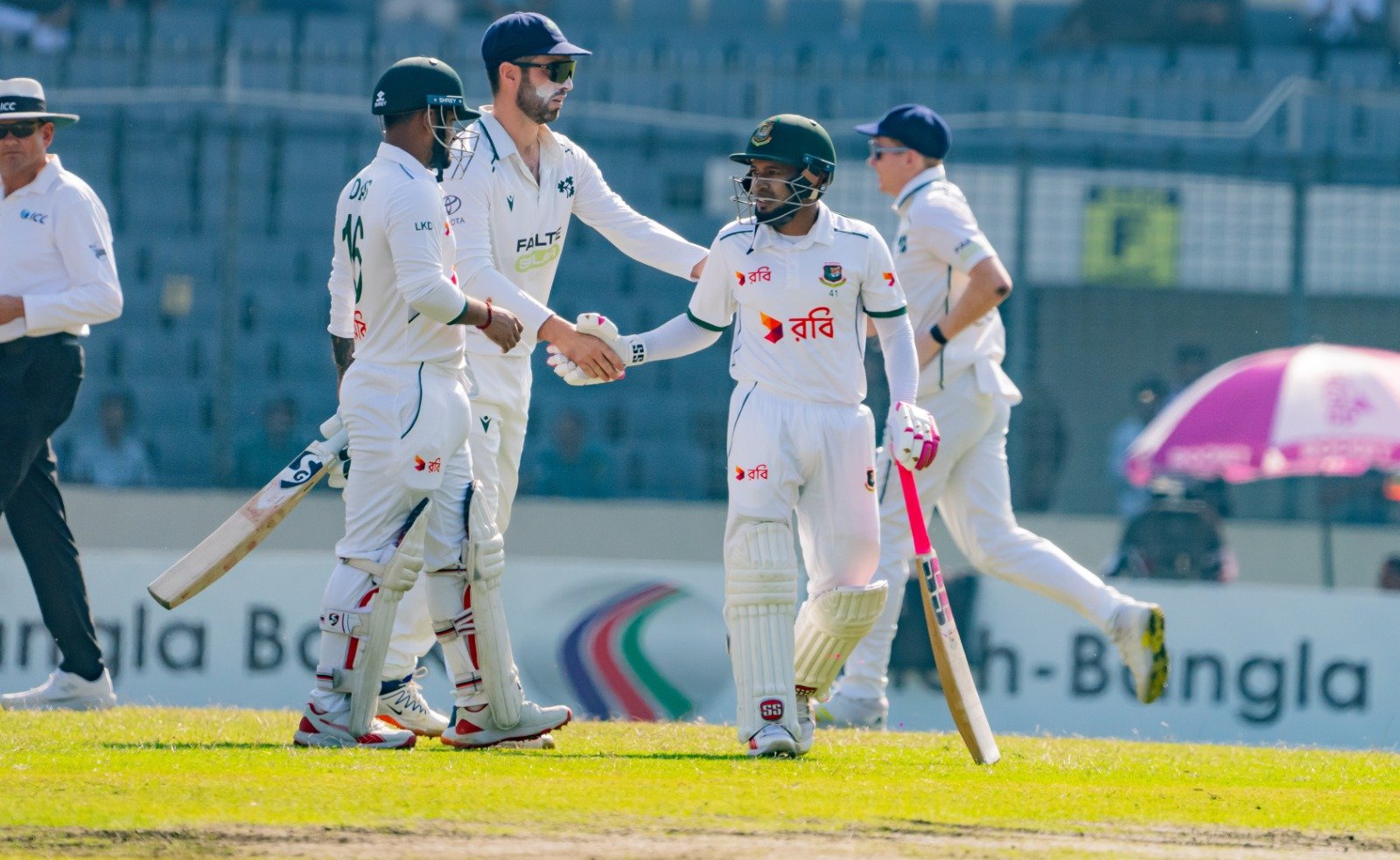 মুশফিকের ম্যাচে বাংলাদেশের দিন