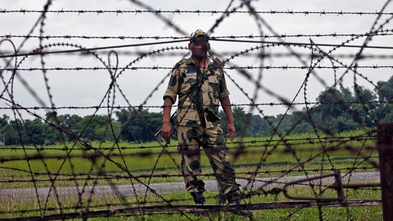 ভারত কাদের ঠেলে দিচ্ছে বাংলাদেশের সীমান্তে?