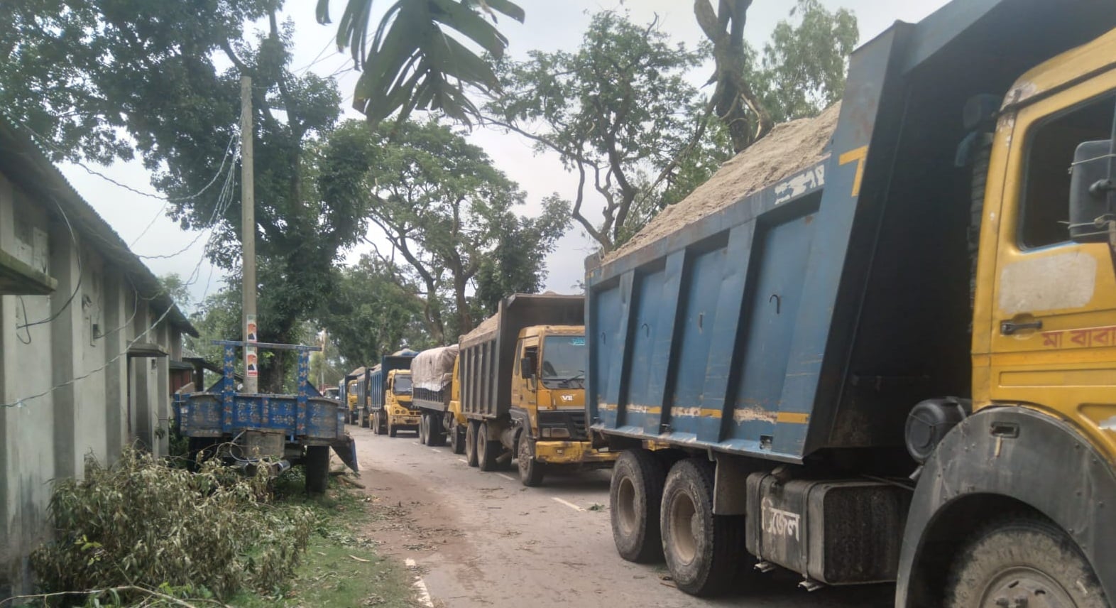 বালুভর্তি ট্রাকের বেপরোয়া চলাচল, আতঙ্কে স্কুল ছাড়ছে শিক্ষার্থীরা