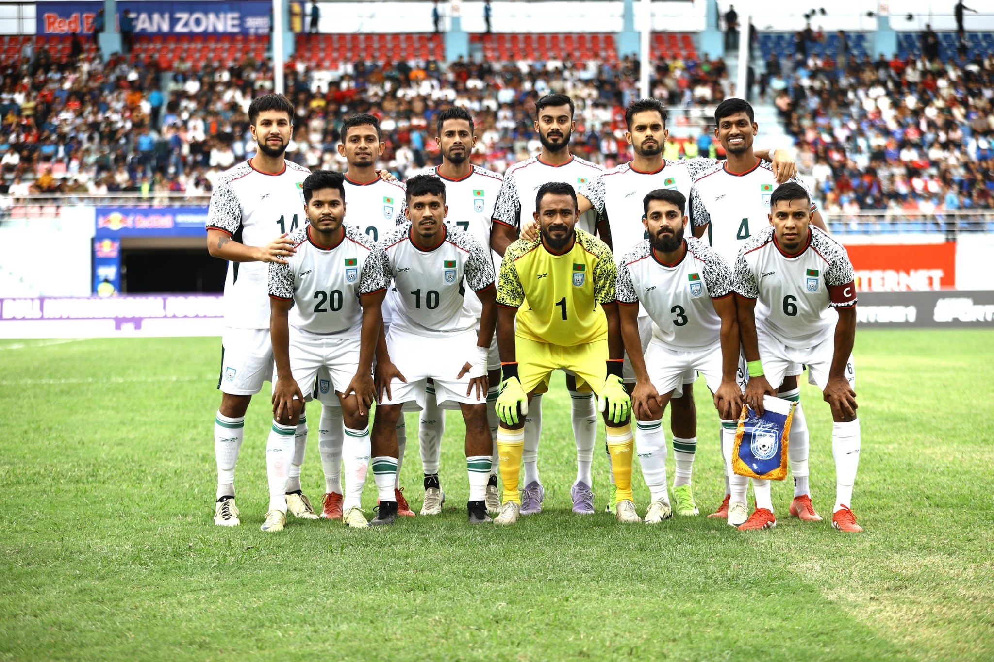 দেশে ফেরার চেষ্টায় ফুটবলাররা