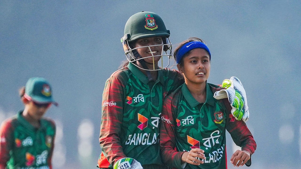 পাকিস্তানের বিপক্ষে হেরে সিরিজ শুরু মেয়েদের