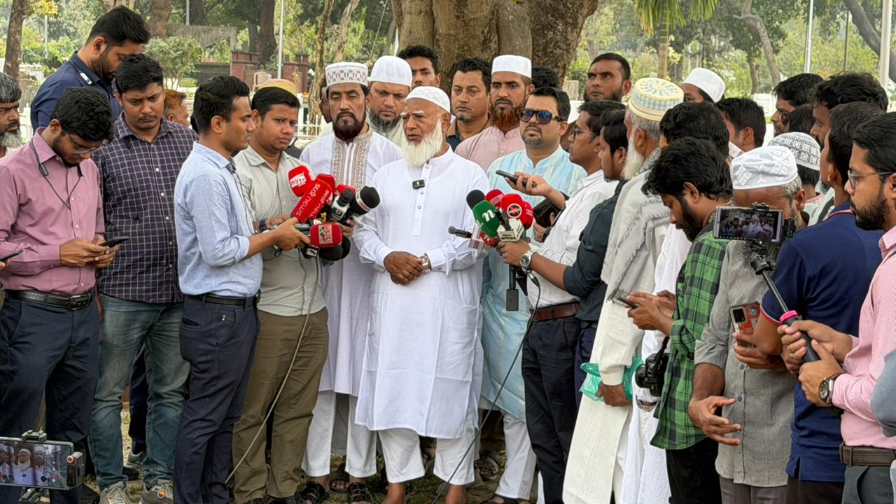 শহীদ সেনাদের কবর জিয়ারত করলেন জামায়াত আমির