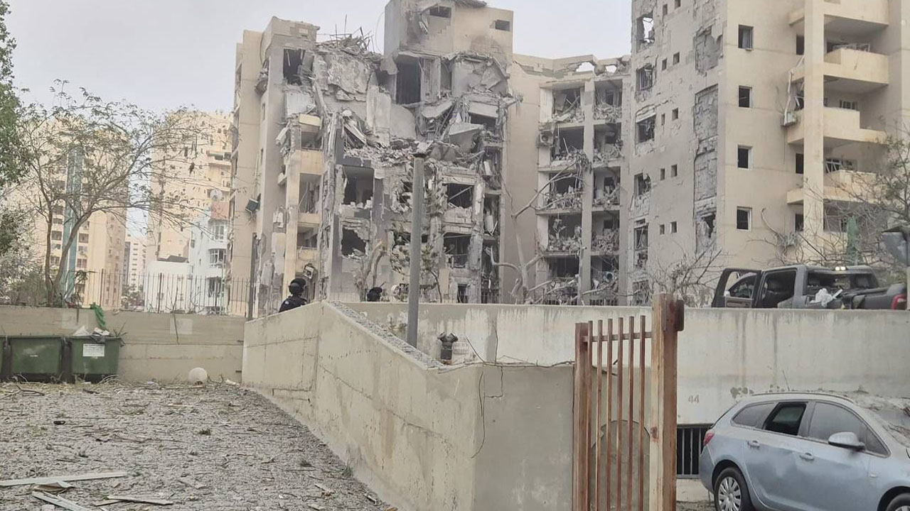 ইরানের ক্ষেপণাস্ত্র হামলায় ইসরাইলে ৩ জন নিহত