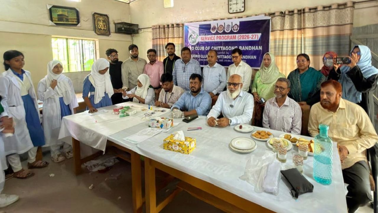 সীতাকুণ্ডে শিক্ষার্থীদের বিনামূল্যে রক্তের গ্রুপ নির্ণয়, সঙ্গে চারা বিতরণ