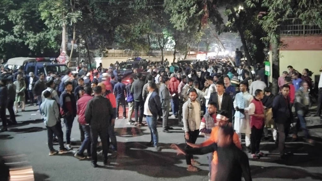 খালেদা জিয়াকে বিদায় জানাতে সড়কে নেতাকর্মীদের ভিড়