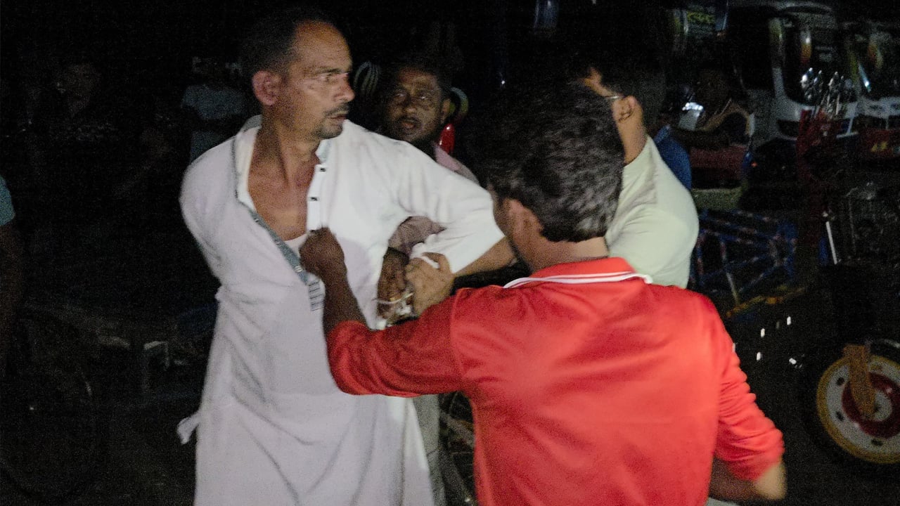 বিএনপি নেতাকে পিটুনি দিয়ে দঁড়ি বেঁধে থানায় সোপর্দ