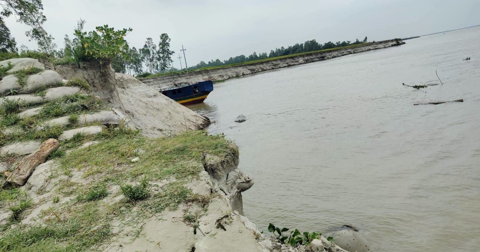 যমুনার ভাঙনে আতঙ্কে নদীপাড়ের মানুষ