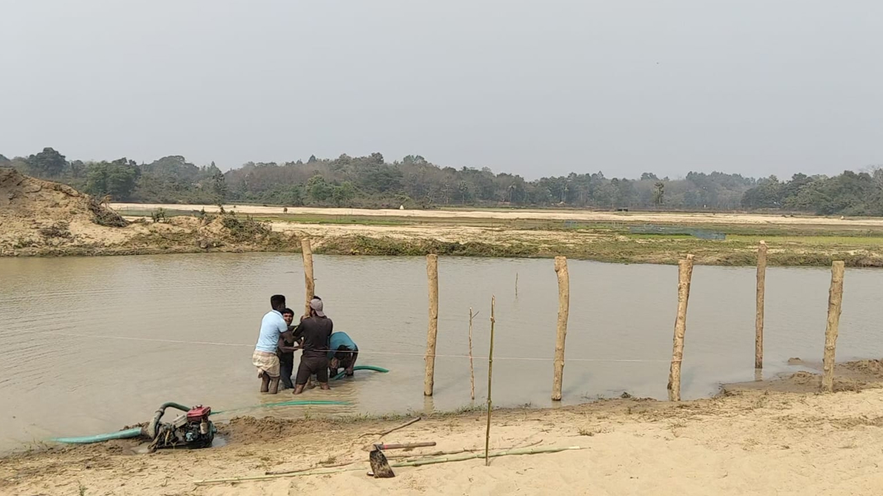 বিএসএফের বাধা: অনড় স্থানীয়রা