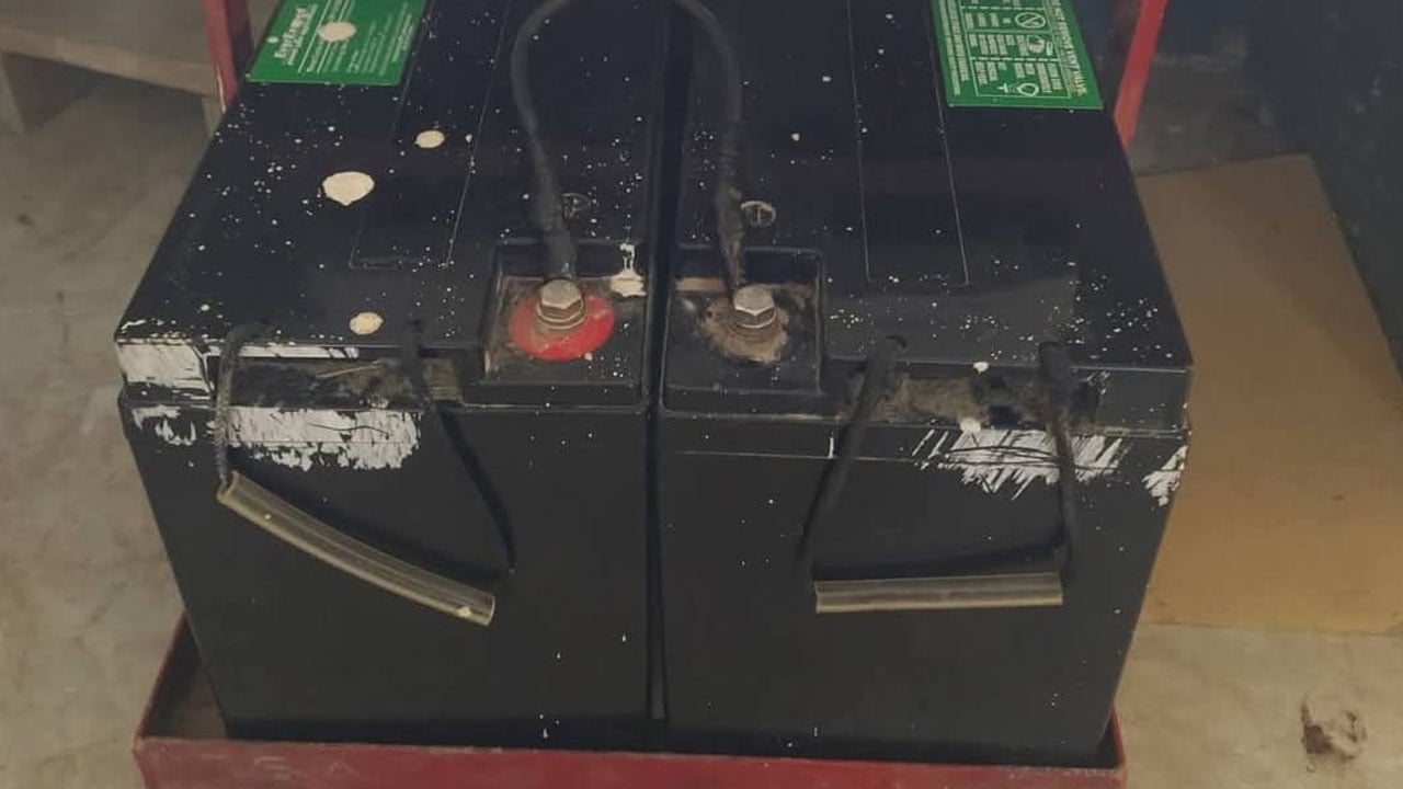 বিদ্যালয়ের আইপিএসের ব্যাটারি চুরি করে ফেরত দিয়ে গেলো চোর