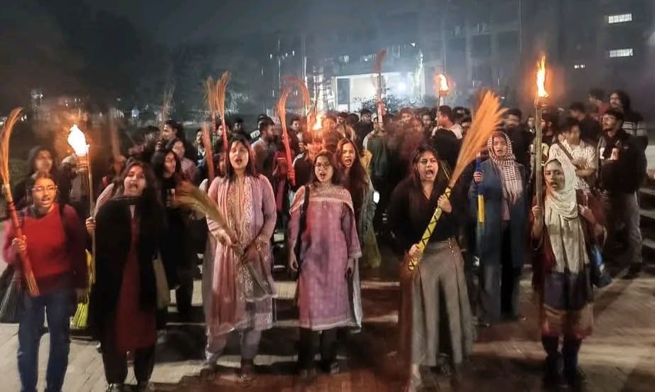 জাবিতে ছাত্রদল ও বামপন্থী শিক্ষার্থীদের ঝাড়ু মিছিল