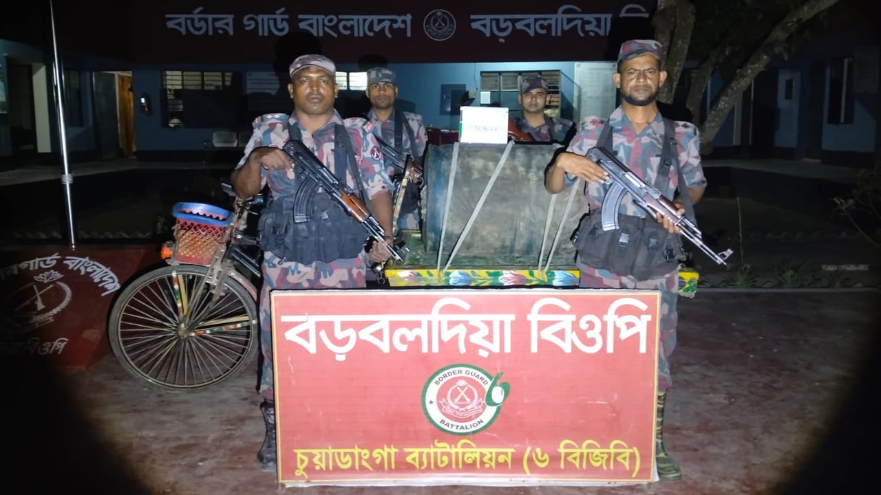 চুয়াডাঙ্গা সীমান্তে ২১২ লিটার ডিজেলসহ রিক্সাভ্যান চালক আটক