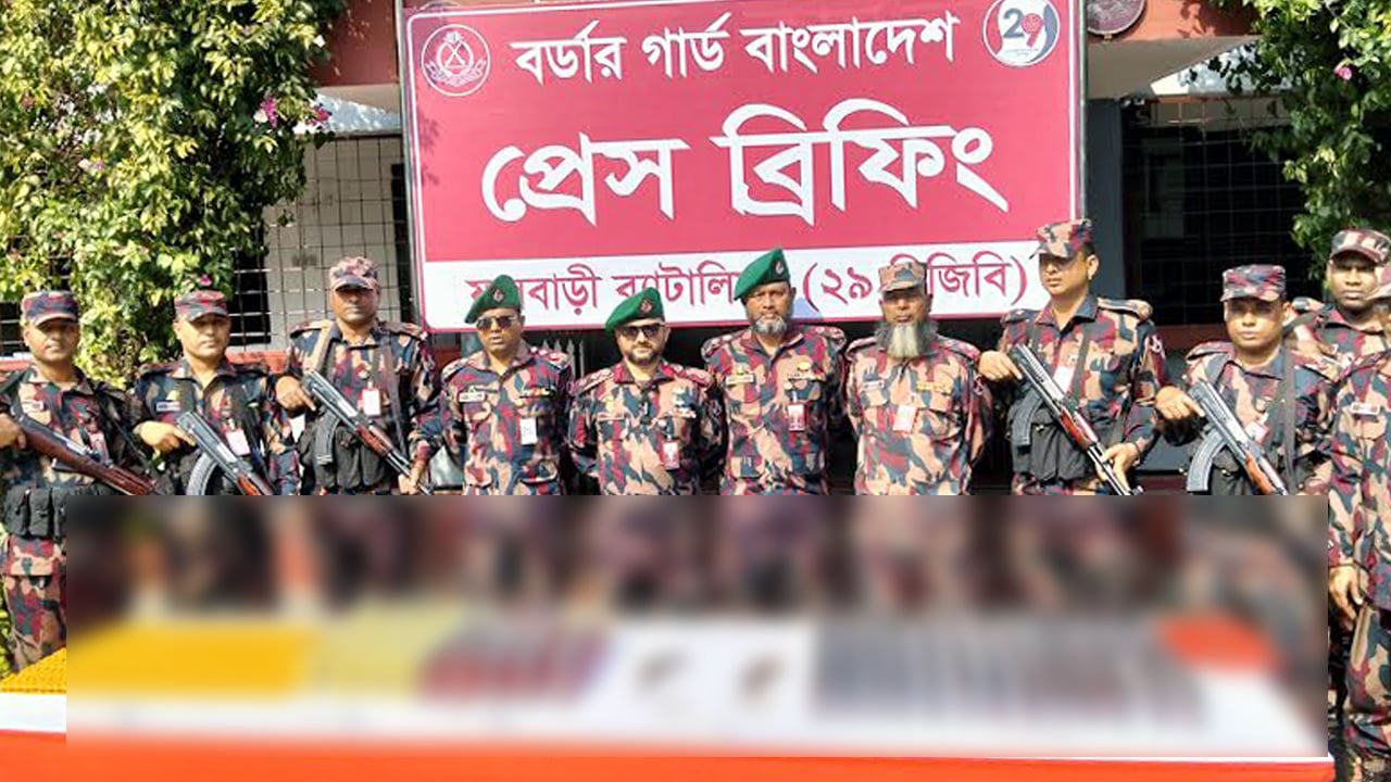 ফুলবাড়ী সীমান্তে বিজিবির অভিযানে মাদকসহ অস্ত্র উদ্ধার