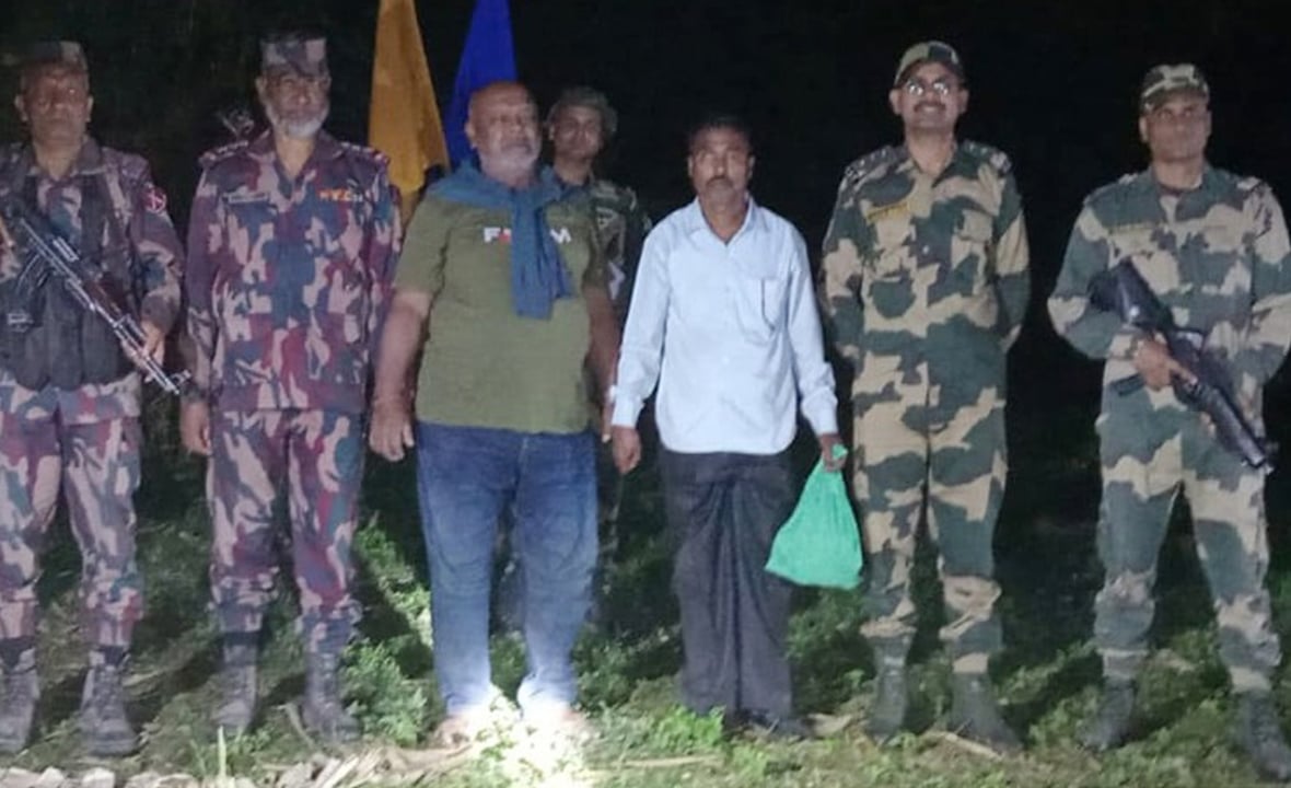 আটক দুই বাংলাদেশিকে ফেরত দিল বিএসএফ