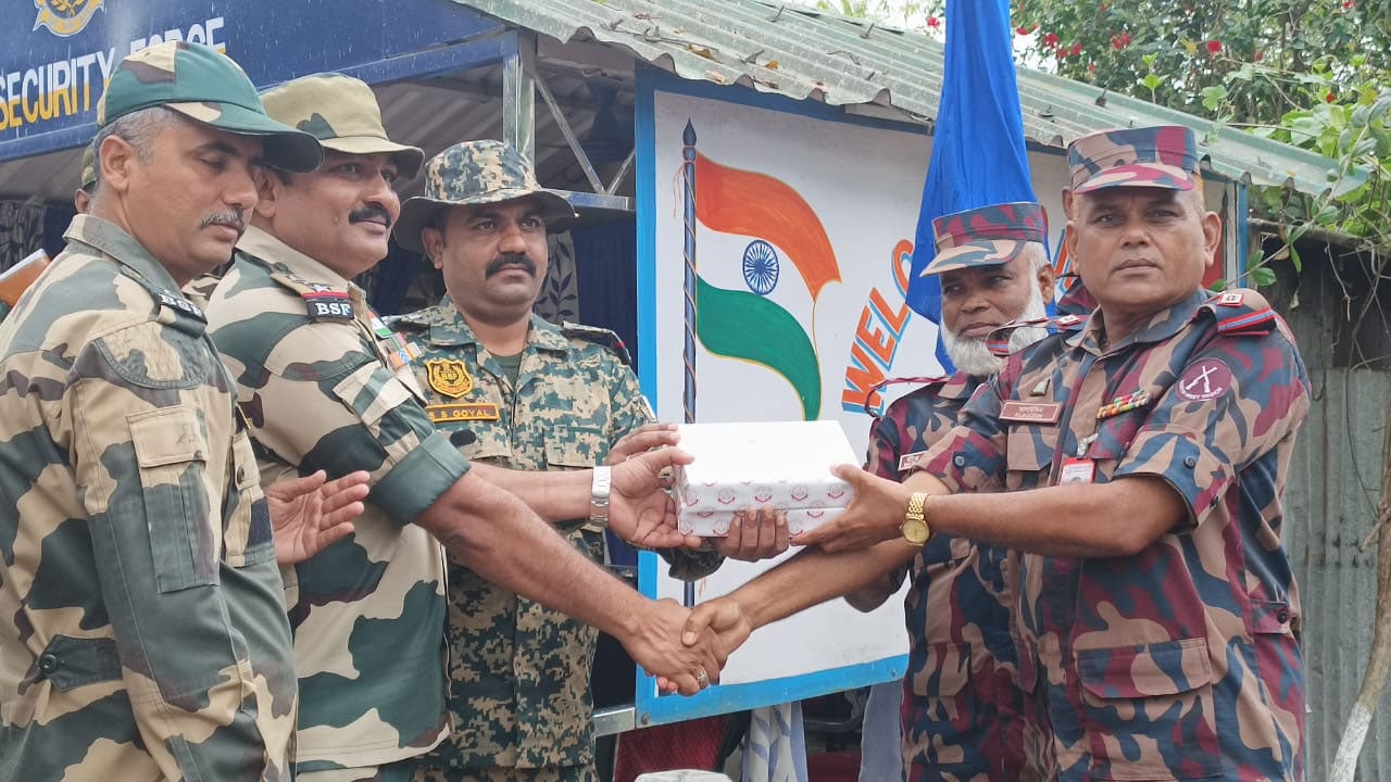 সীমান্তে বিজিবি ও বিএসএফের ঈদের শুভেচ্ছা বিনিময়