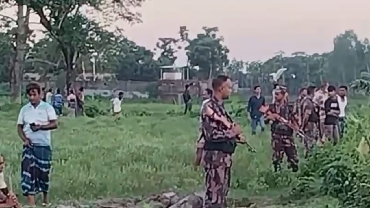 লালমনিরহাট সীমান্তে বিএসএফের পুশইন ঠেকালো বিজিবি ও গ্রামবাসী