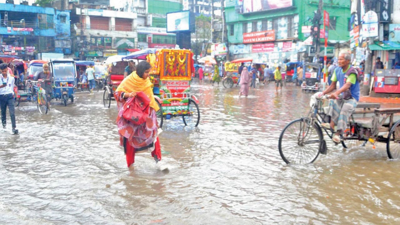 বগুড়া সিটিতে ড্রেনেজ ব্যবস্থা অকার্যকর সামান্য বৃষ্টিতে তলিয়ে যায় সড়ক