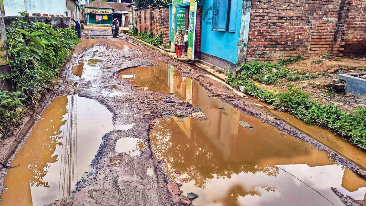 শেরপুরে খানাখন্দে ভরা সড়ক, বাড়ছে জনদুর্ভোগ