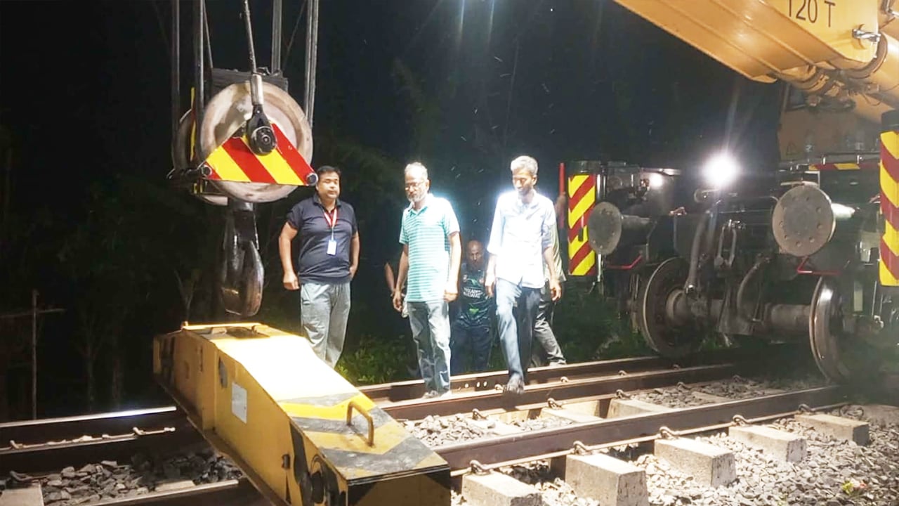 বগুড়ায় লাইনচ্যুত নীলসাগর এক্সপ্রেসের ৯ বগি উদ্ধার শুরু
