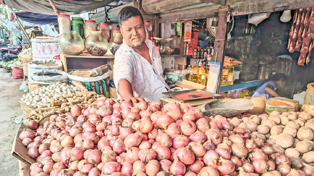 বগুড়ায় পেঁয়াজের ফলন ভালো হলেও দাম পাচ্ছেন না চাষিরা