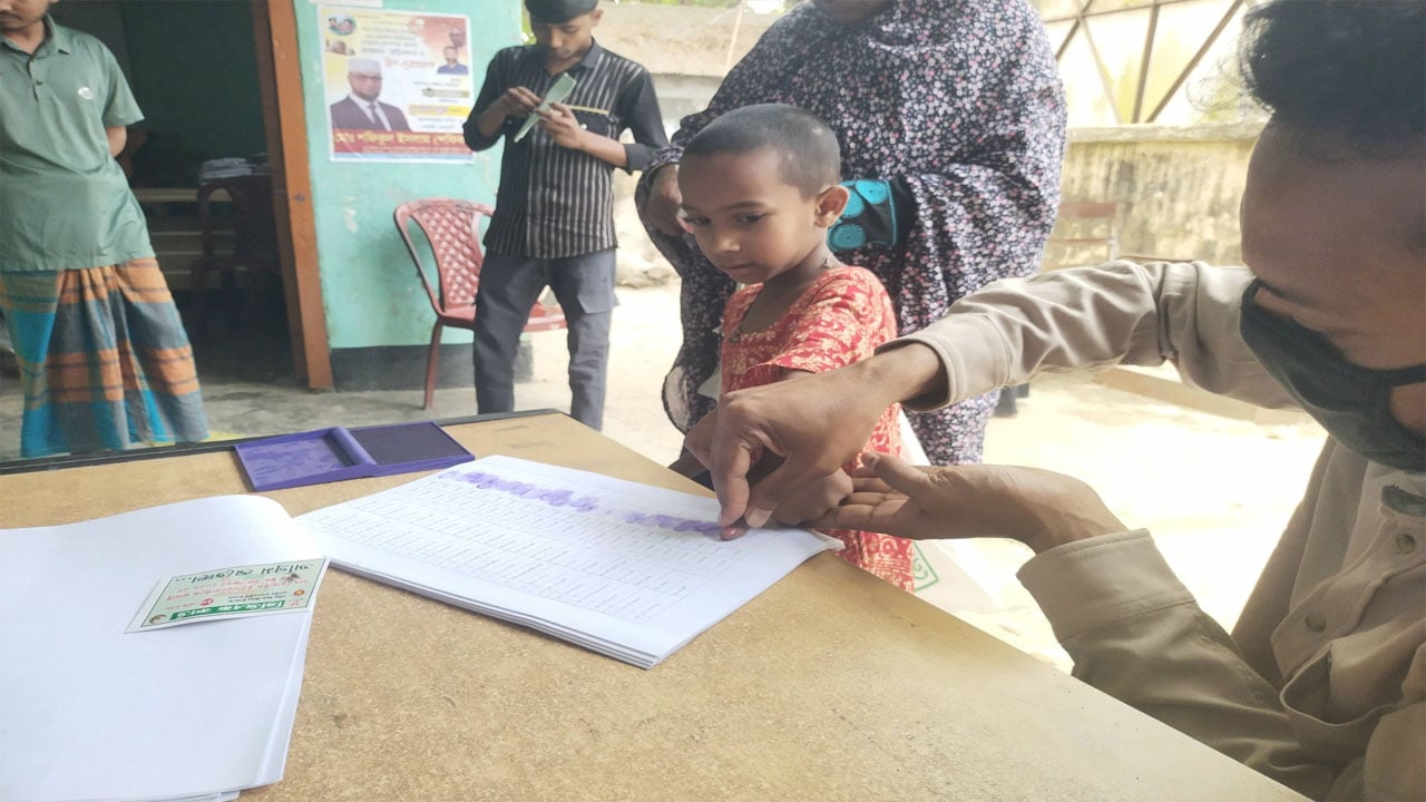 শিশুর টিপসই নিয়ে ভিজিএফ চাল বিতরণ