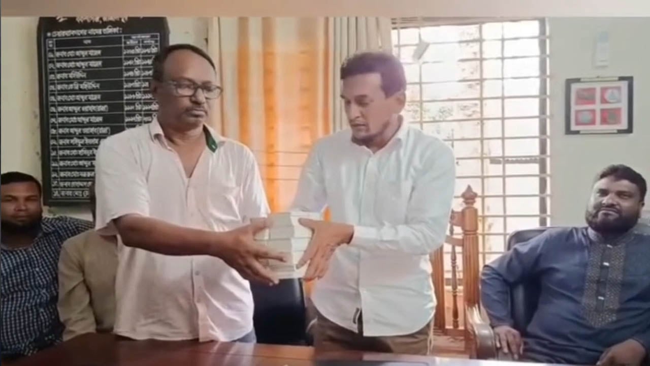 বিতর্কের মুখে ৪ হাজার ভিজিএফ কার্ড ফেরত দিলেন বিএনপি নেতারা