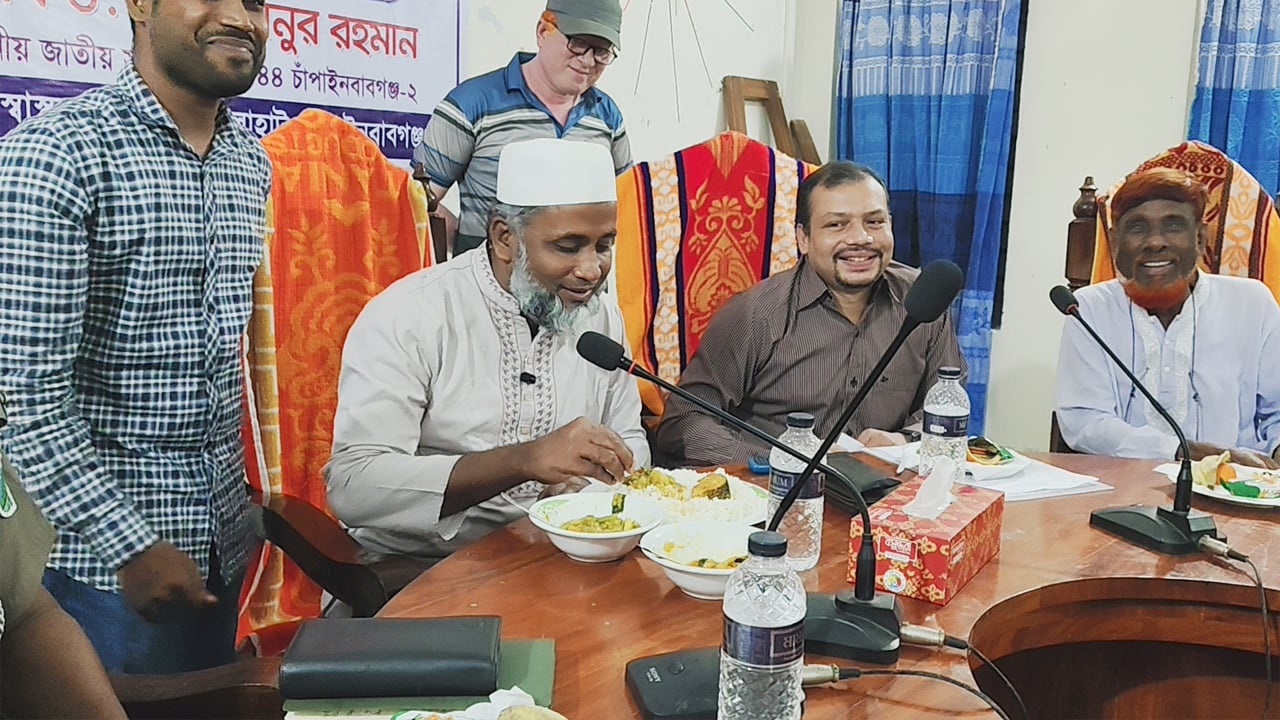 হাসপাতালের খাবার খেয়ে মান যাচাই করলেন এমপি