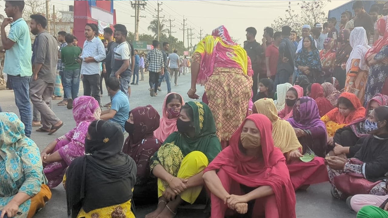 ভালুকায় বেতন ভাতার দাবিতে মহাসড়ক অবরোধ