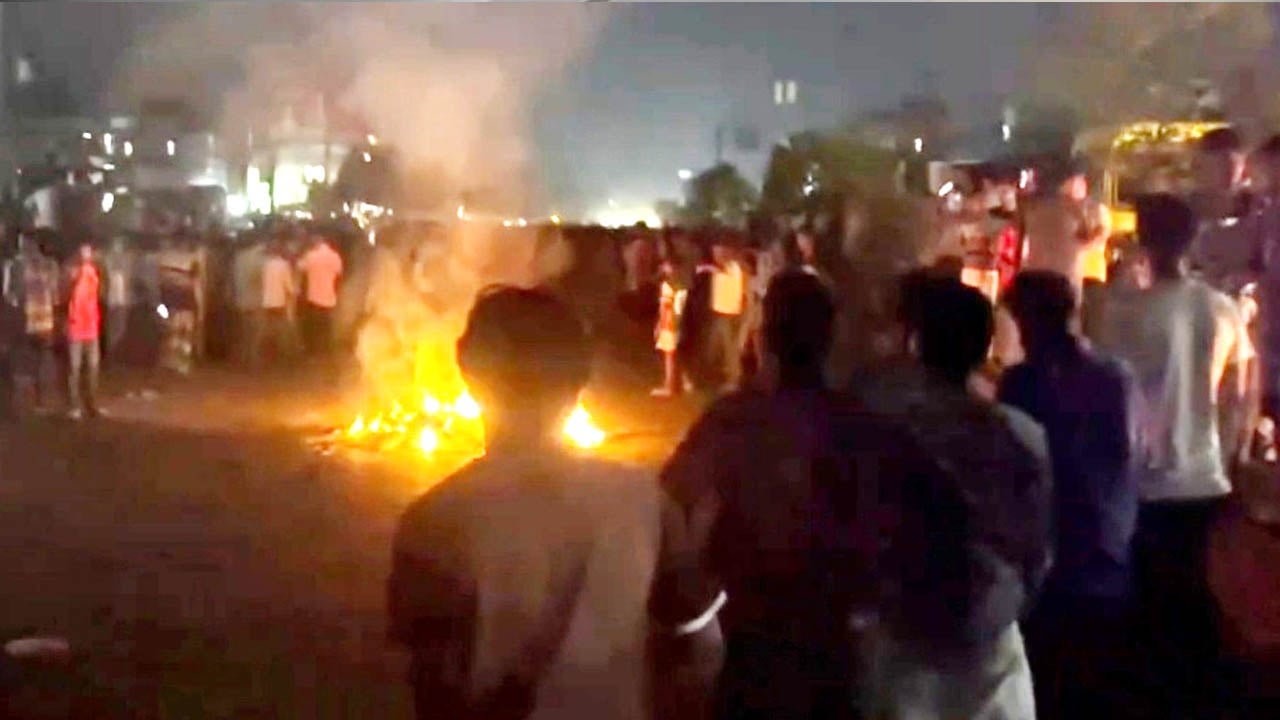 ভালুকায় উচ্ছেদ অভিযানে বাধা, মহাসড়ক অবরোধ