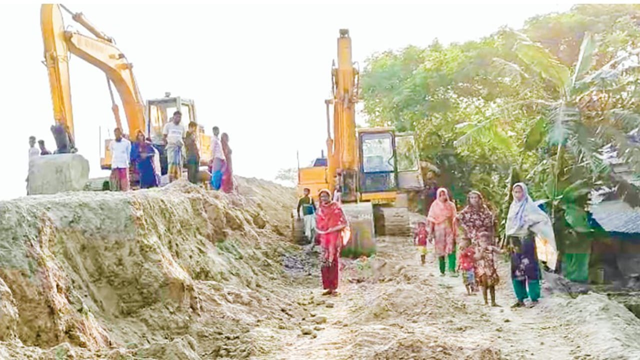 খোলা আকাশের নিচে ১০২ ভূমিহীন পরিবার