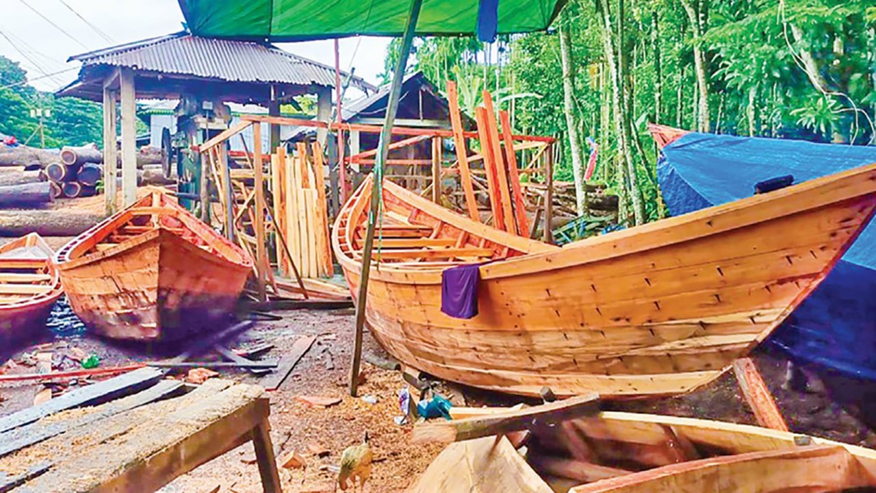 নৌকা তৈরি করে শত শত পরিবারের ভাগ্য বদল