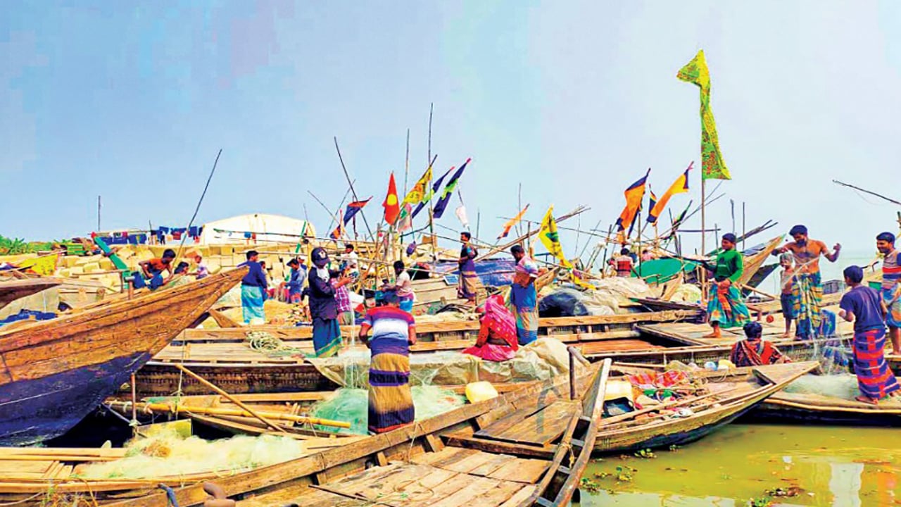 নিষেধাজ্ঞার দুই সপ্তাহেও সরকারি সহায়তা পাননি ভোলার জেলেরা