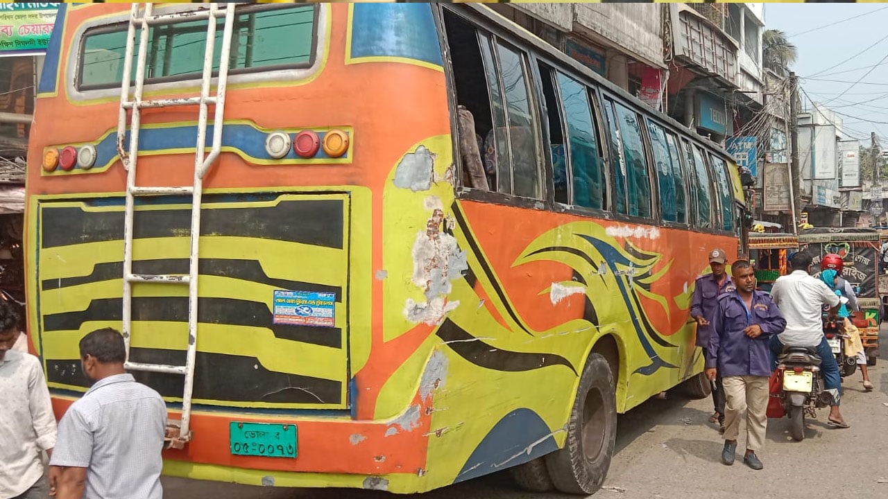 ভোলা-চরফ্যাশন সড়কে বাস-সিএনজি চলাচল স্বাভাবিক