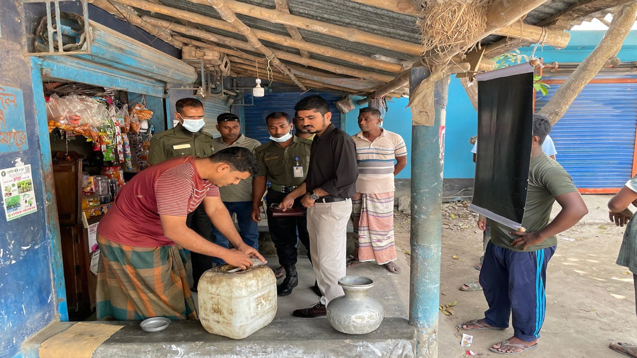 পুঠিয়ায় তেল ব্যবসায়ীকে অর্থদণ্ড