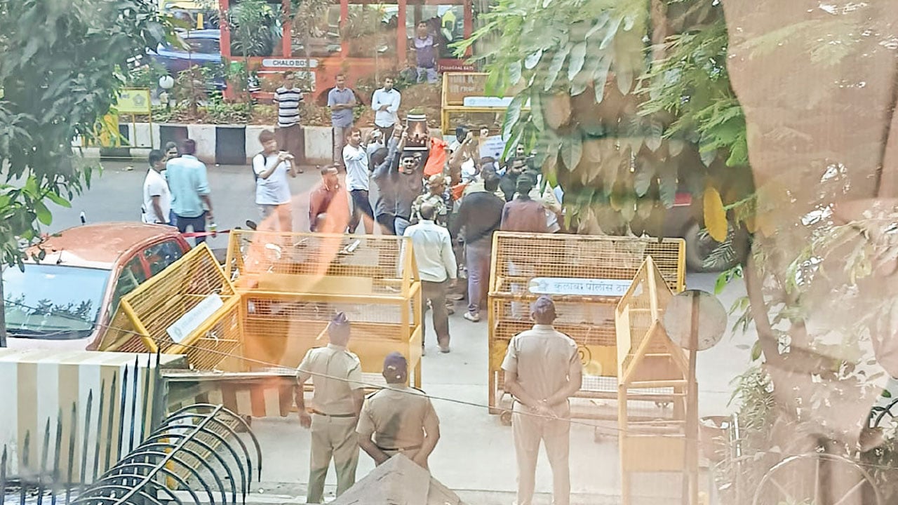 এবার বাংলাদেশের জাতীয় পতাকা ছিঁড়ল হিন্দু জঙ্গিরা