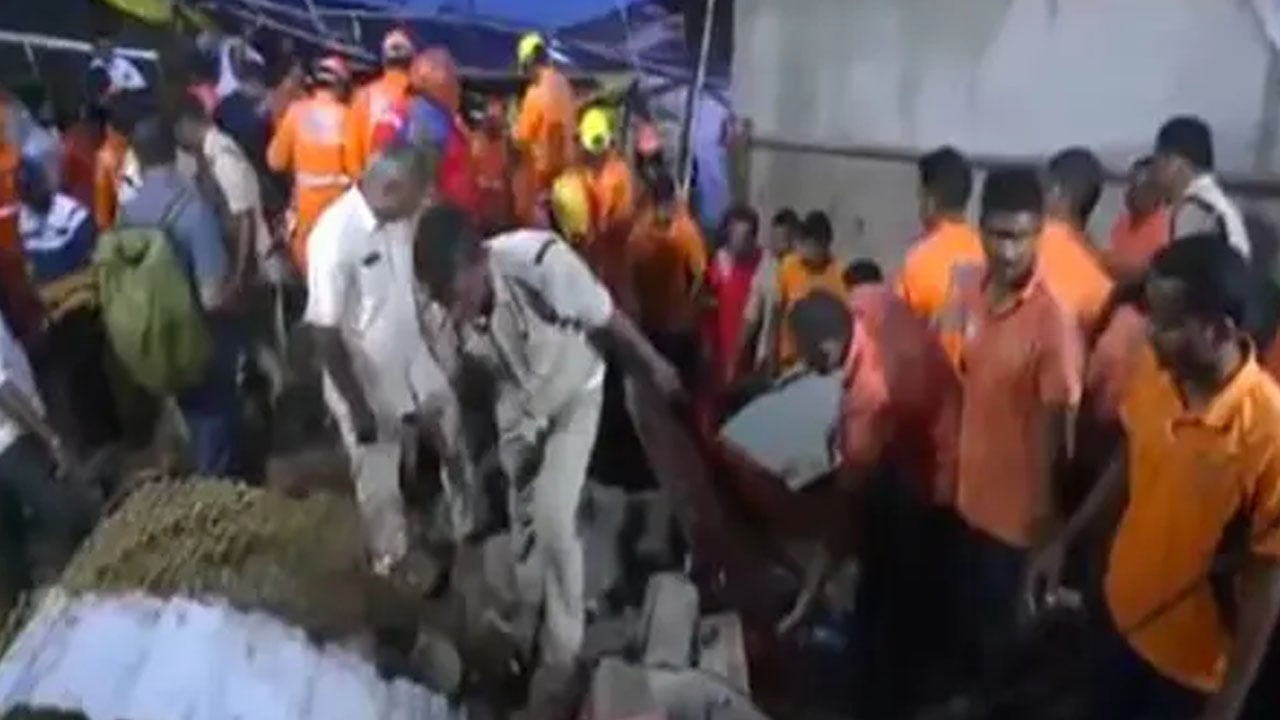 ভারতে মন্দিরের প্রাচীর ভেঙে নিহত ৮